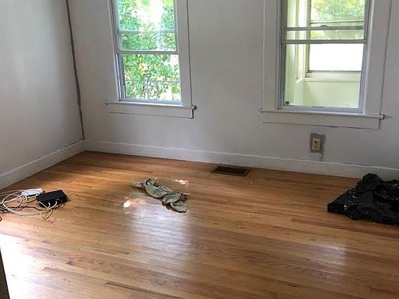 3rd image of 37 W Dorsey Ln