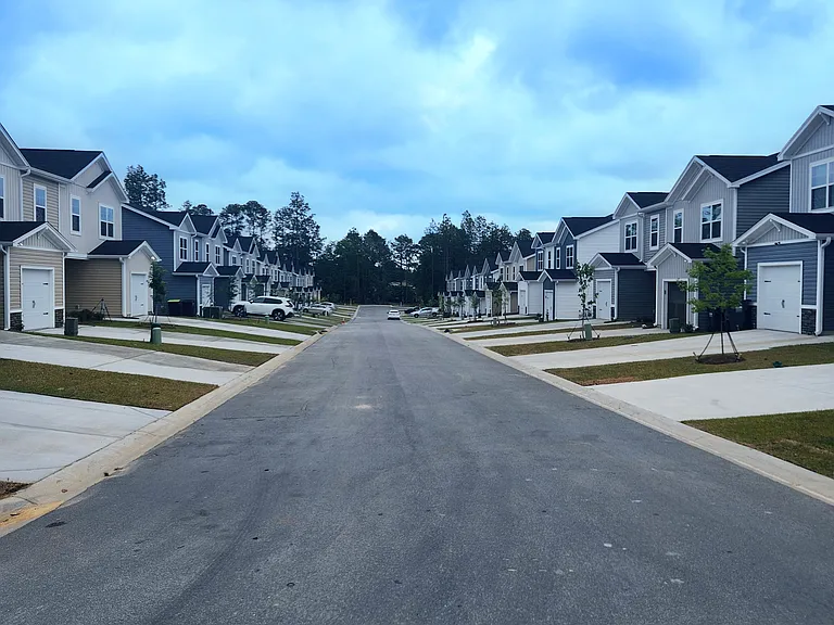 314 S Lake Ct — Photo 2