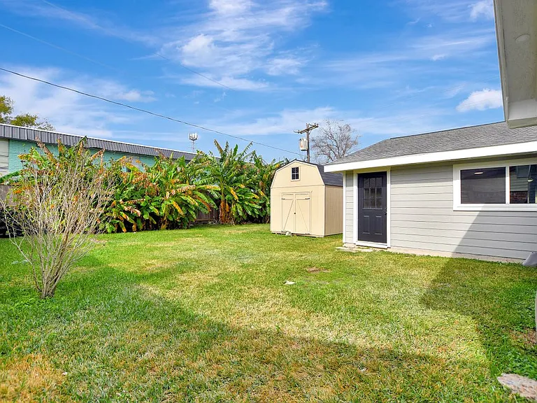 704 Teabury St — Photo 36