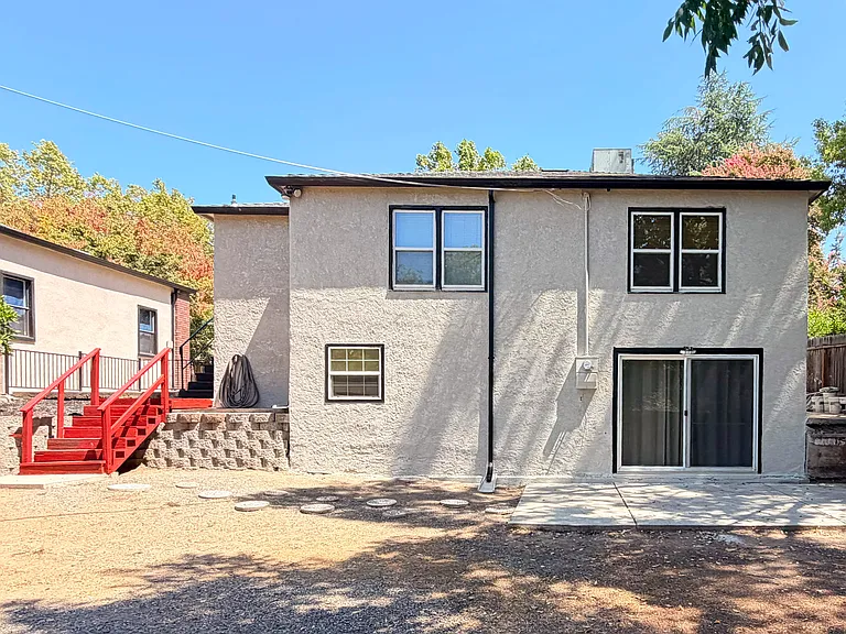 112 Franklin St — Photo 12