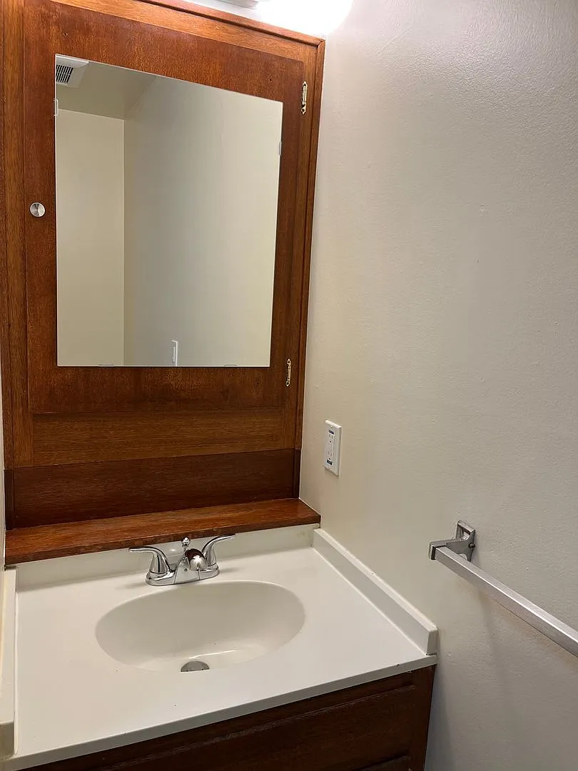 Mid-Century 2 bed 1 bath with hardwood and dishwasher. Parking included. — Photo 2