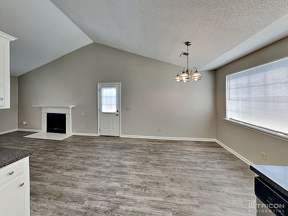 5th image of 613 Rockhaven Dr