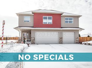 660 Hampton Dr E, Moorhead, MN 56560