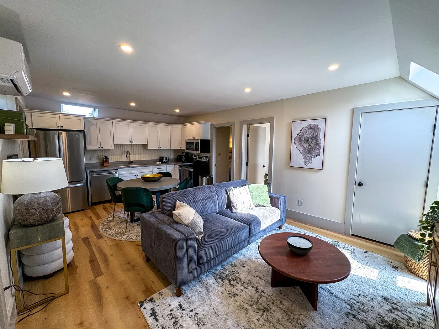 2 bed, 850 sqft, $2,250 — Photo 3
