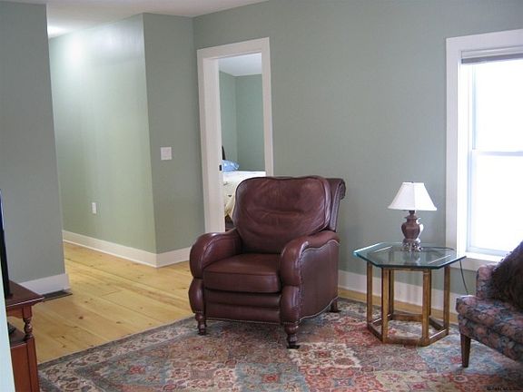 3rd image of 122 Hudson St