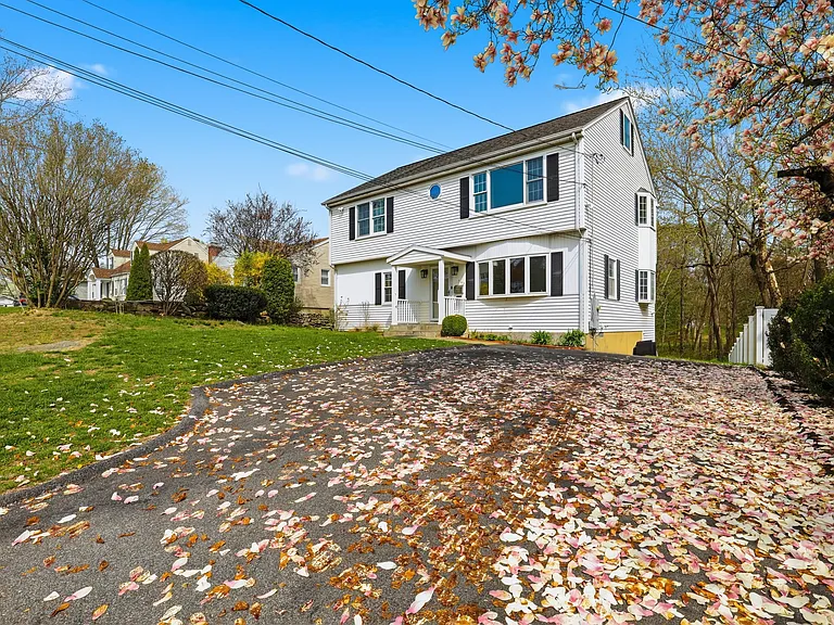 103 Ledge Ln — Photo 2