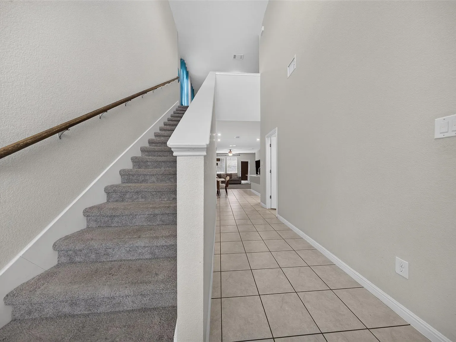 4 bed, 2.5 bath, 1982 sqft, $2,100 — Photo 3