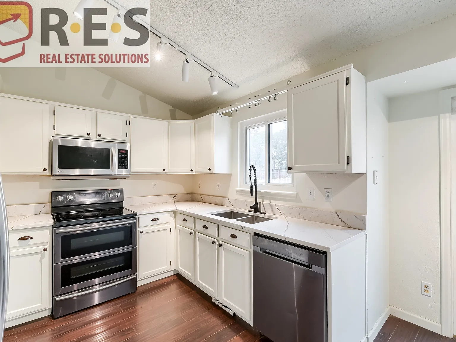 4 bed, 2200 sqft, $3,375 — Photo 3