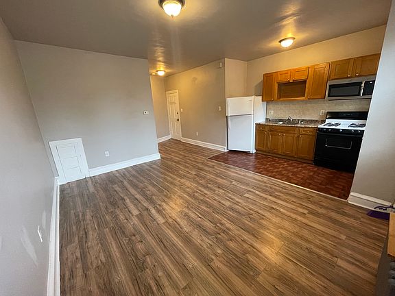 3rd image of 5321 Oxford Ave #2FR