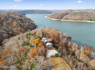 2070 Holly Bend Dr, Byrdstown, TN 38549