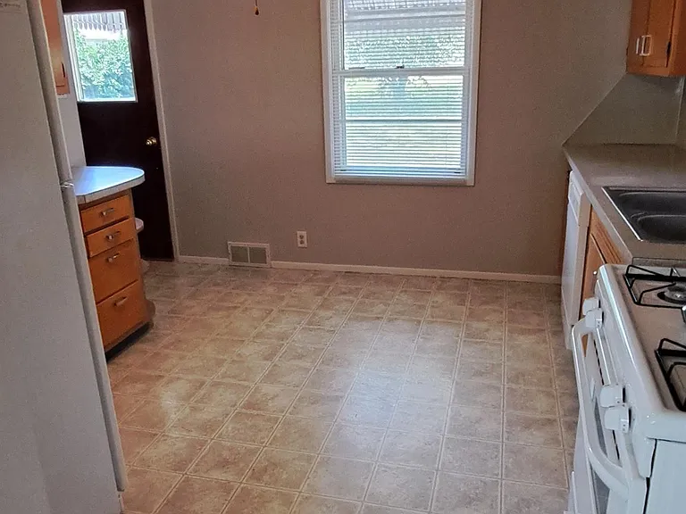 1214 S Saxby Ave — Photo 5