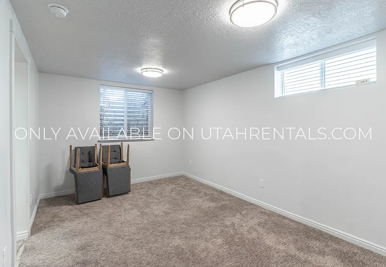 976 Briar Ave — Photo 6