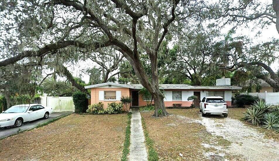 1st image of 2304 W Woodlawn Ave