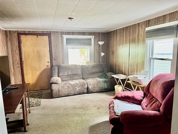 4th image of 21 Brewster St