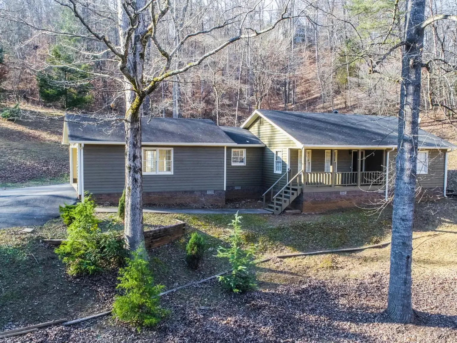 221 Lake Cir — Photo 1