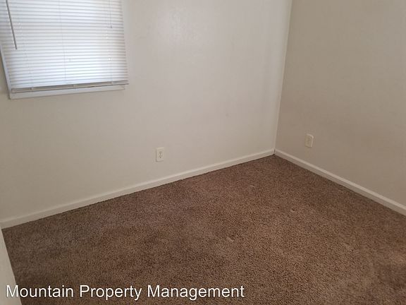 3rd image of 653 Knoll Dr
