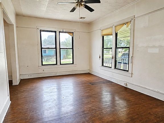 2nd image of 1801 Main St