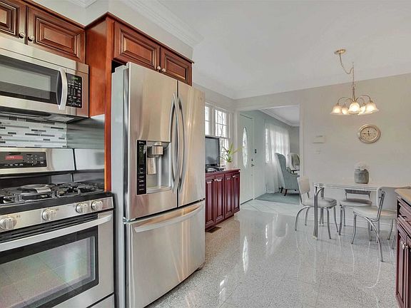 5th image of 34 Riverdale Ave