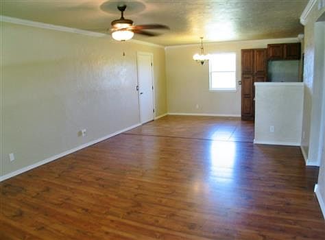 3rd image of 906 W Choctaw Ln