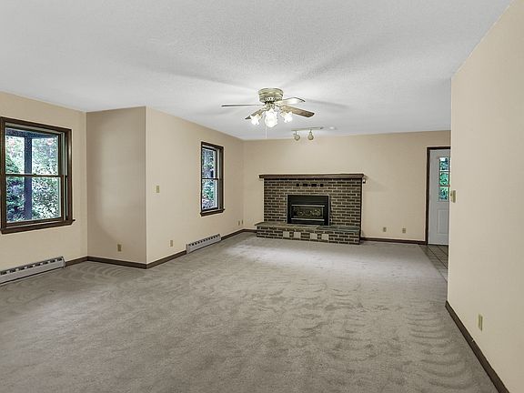 1725 Barns Lane ; Living Room with a Fireplace ; http://barn