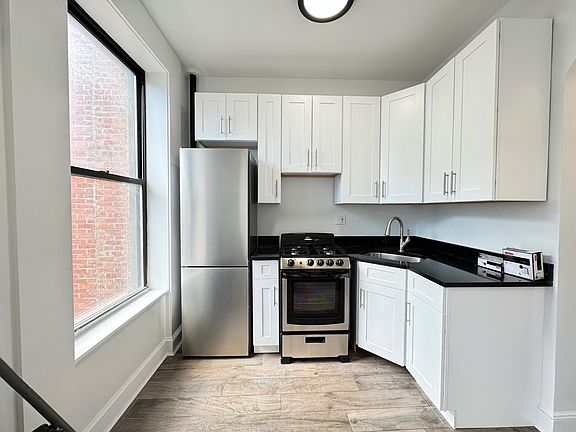 2nd image of 307 E 6th St APT 4A