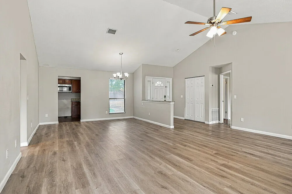 3 bed, 2.0 bath, 1334 sqft, $2,370 — Photo 4