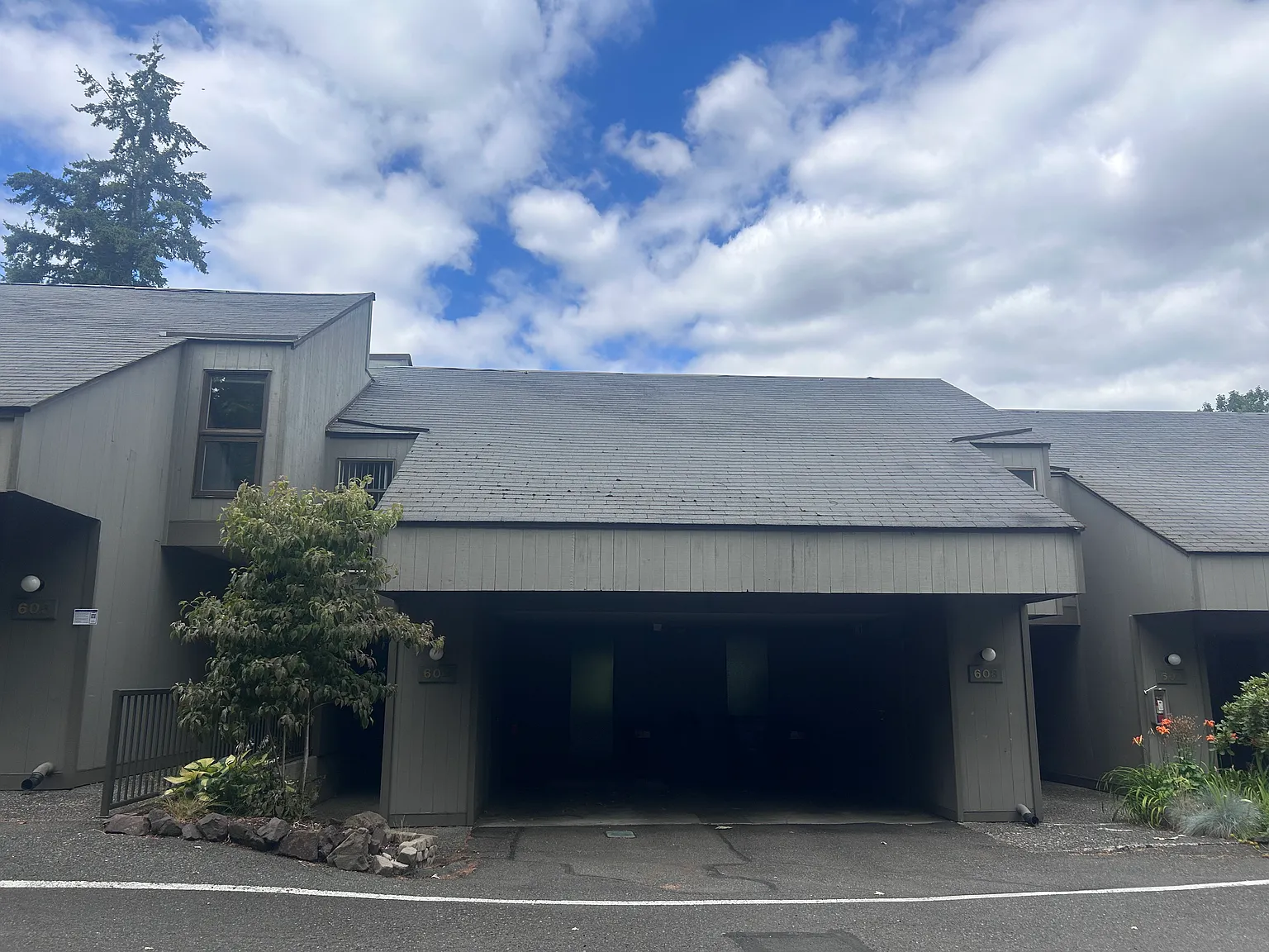 2 bed, 1.5 bath, 1048 sqft, $2,600 — Photo 1