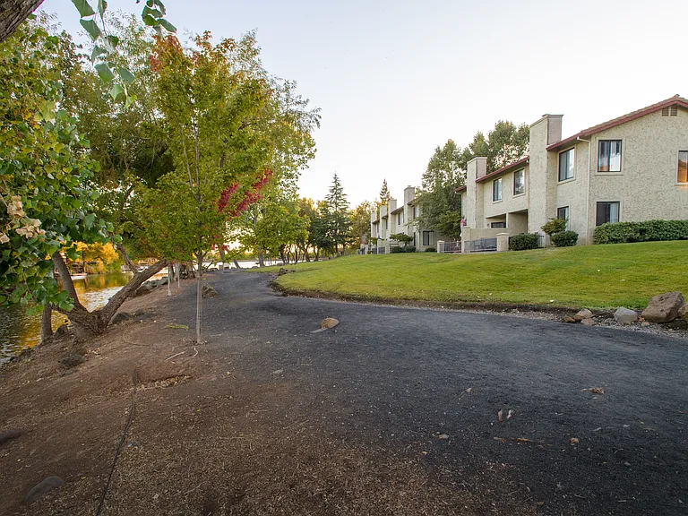 Lakeview Apartments — Photo 6