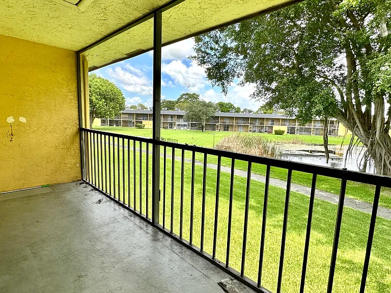 1632 Meadows Cir W — Photo 16