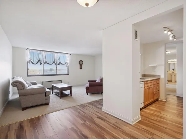 1181 Edgcumbe Rd APT 612, Saint Paul, MN 55105