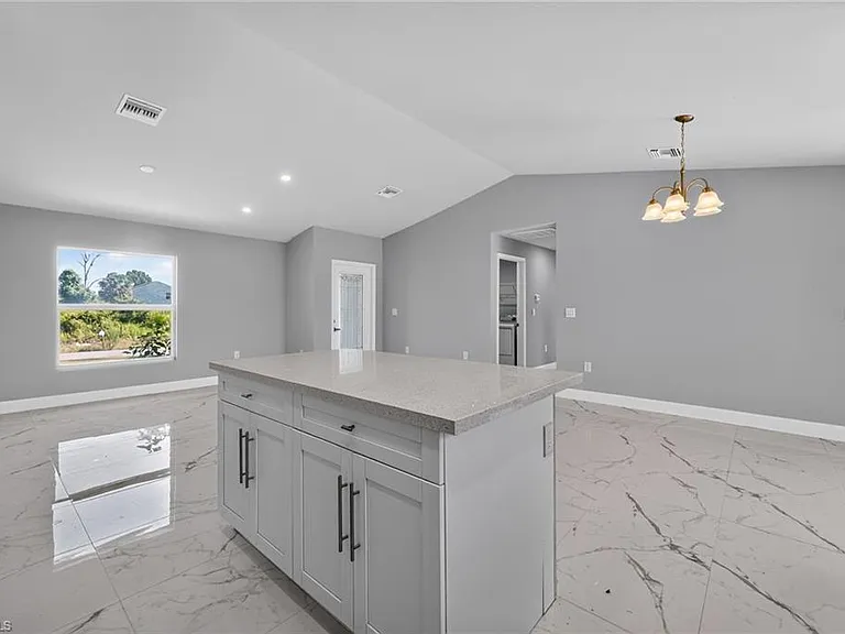 3211 43rd St SW — Photo 14