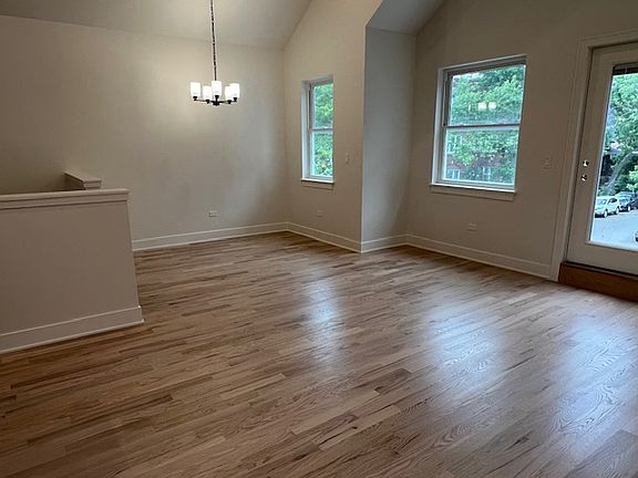 5th image of 3025 W Ainslie St #2