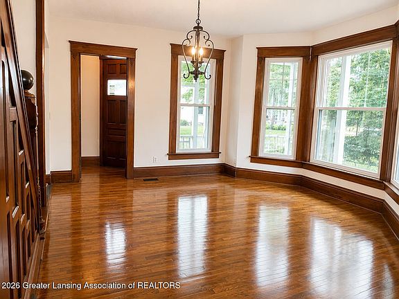 5th image of 31 College St