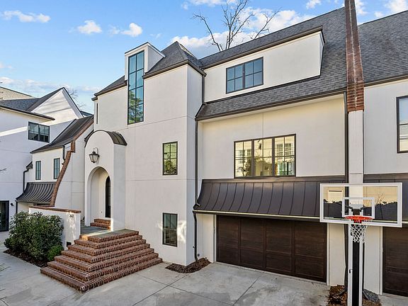 2nd image of 2622 Chelsea Dr