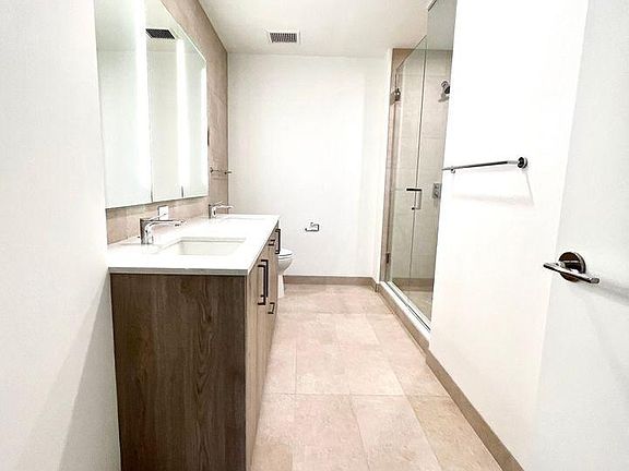 4th image of 211 N Harbor Dr #901