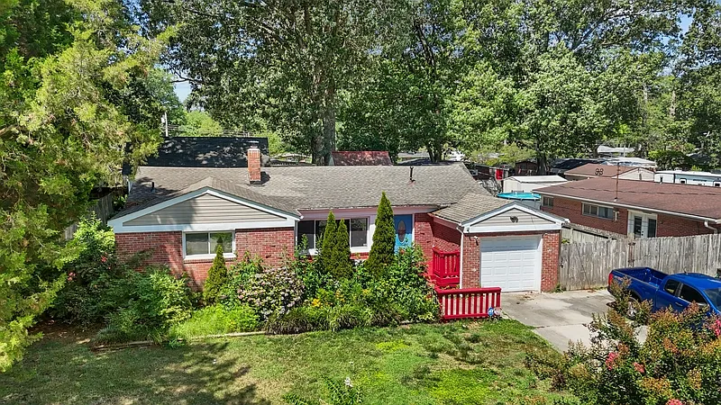 3 bed, 1.0 bath, 1315 sqft, $2,400 — Photo 1