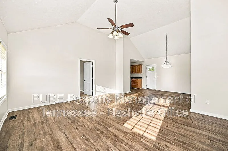 3 bed, 2.0 bath, 1269 sqft, $1,900 — Photo 2
