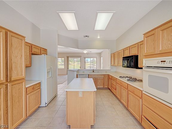 3rd image of 10700 Baylark Ave