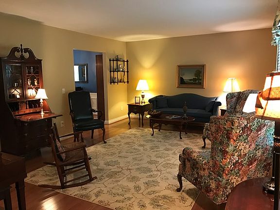 5th image of 121 Magnolia St