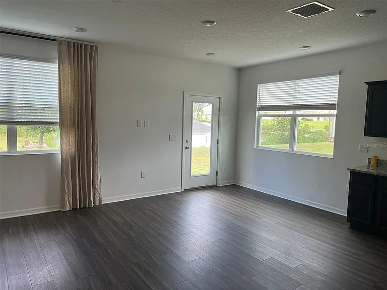 306 Madison Dr — Photo 3