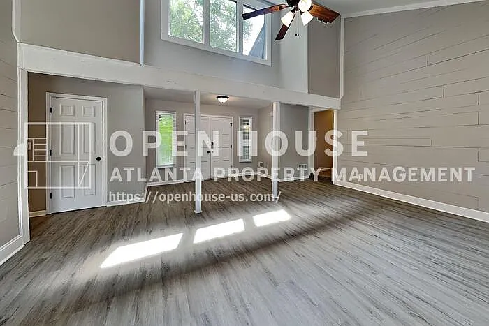 1100 Lake Dr — Photo 3