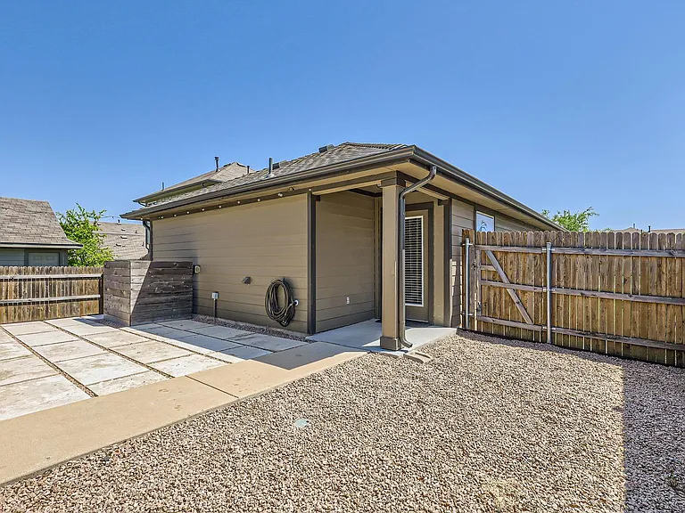 2108 Langdale Ln — Photo 12