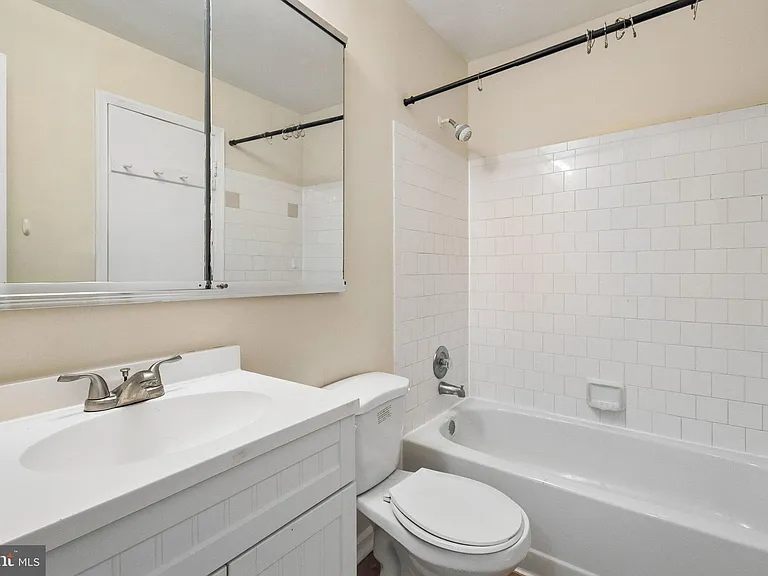5515 Woodlawn Manor Ct — Photo 16