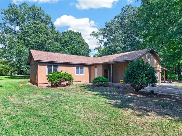 1673 Pine Tree Dr, Gloucester Point, VA 23062