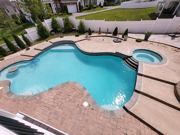 2nd image of 127 Coachman Cir