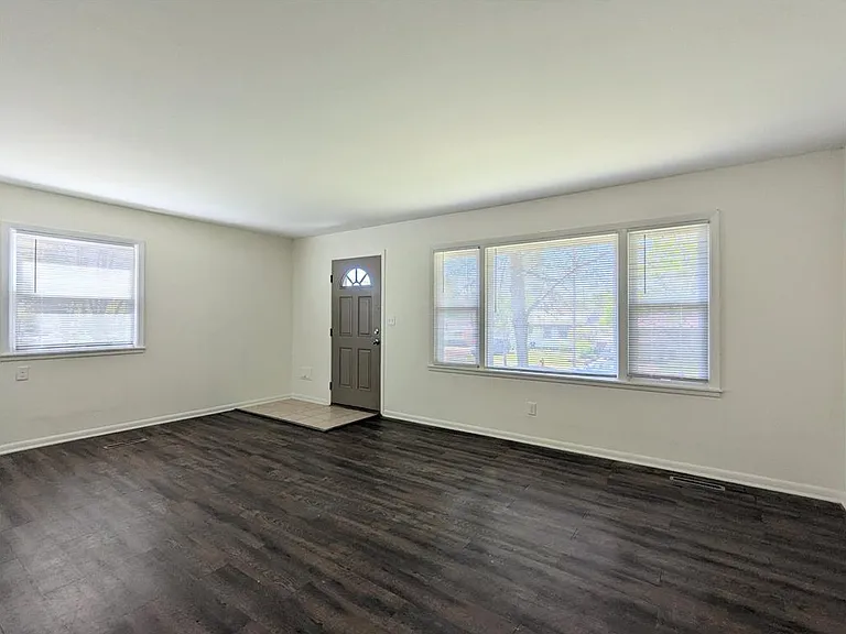 1326 Clarence St — Photo 4