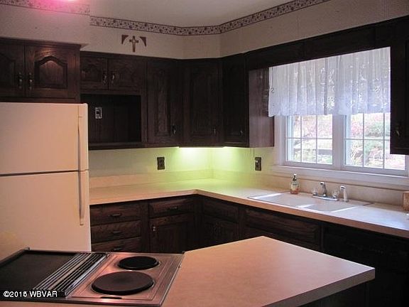 33 pineview dr kitchen.jpg