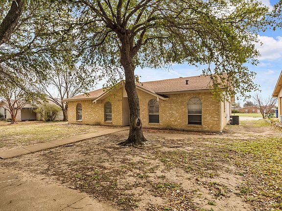 3rd image of 2918 Pinewood Dr