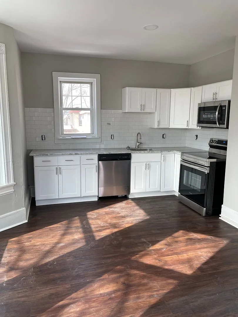 524 Somerset Street — Photo 1
