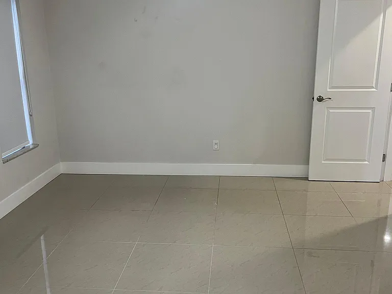 1054 SW 118th Ct — Photo 5